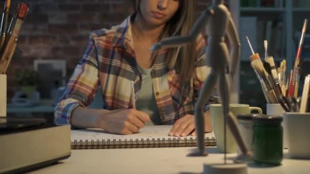 Jovem Estudante Arte Trabalhando Estúdio Ela Está Desenhando Caderno Esboços — Vídeo de Stock
