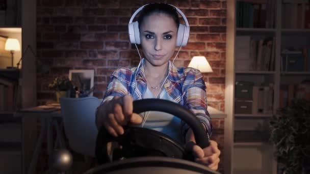 コント ローラー ホイールの女性に自宅で使用レース ステアリング車レース ゲームをプレイ 彼女は勝つと祝う — ストック動画