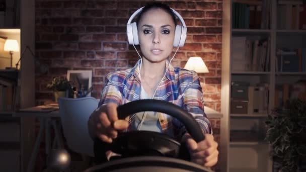 Женщина Играет Видеоигру Дома Помощью Гоночного Руля Контроллера Проиграла Гонку — стоковое видео