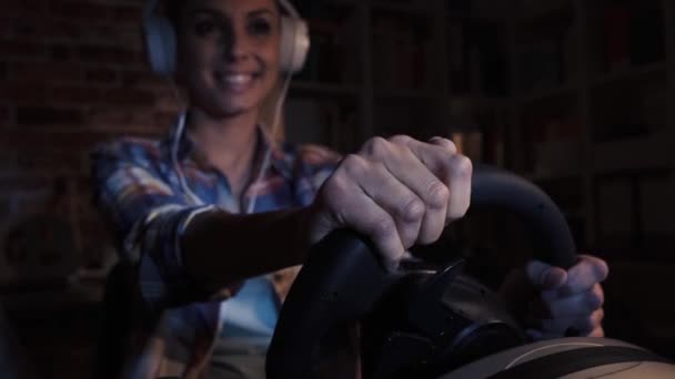 Жінка Грає Гоночні Відеоігри Використовуючи Гоночний Контролер Керма Вона Насолоджується — стокове відео
