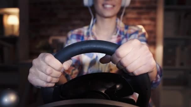 Frau Spielt Autorennen Videospiele Mit Einem Rennlenkrad Controller Sie Genießt — Stockvideo