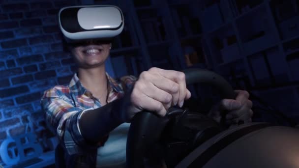 Gelukkige Vrouw Speelt Met Een Drijvende Simulator Video Dat Game — Stockvideo