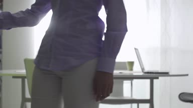 Genç kadın mutfakta buzdolabı ve gıda, arar açılır çene üzerinde el ile düşünüyor