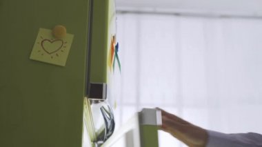 Mutlu gülümseyen kadın yemeğini mutfakta hazırlanması, o buzdolabı açar ve bazı sağlıklı sebze alır