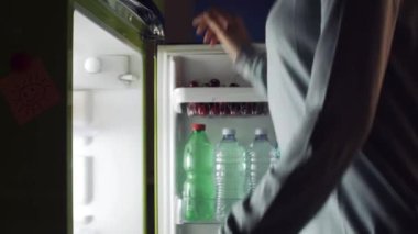 Açgözlü mutlu kadın lezzetli geç gece snack sahip: o küçük bir pasta alır ancak daha sonra büyük bir çikolatalı pasta seçer