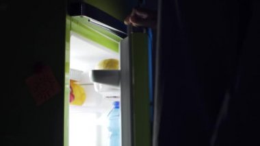 Mutfakta yürüyüş ve lezzetli bir tatlı buzdolabından geceleri, diyet başarısız kavramı alarak kadın