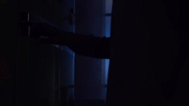 Bir şişe süt buzdolabından gece geç saatlerde mutfakta alarak kadın