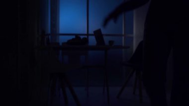 Sağlıksız bir gece geç saatlerde sahip kadın snack, o mutfakta yürür, buzdolabı açar ve alır bir lezzetli pasta, diyet başarısız kavramı