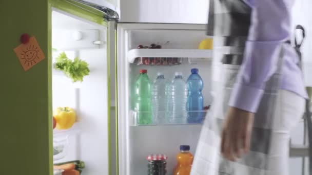 부엌에서 점심을 그녀는 냉장고 라이프 스타일 개념에서 신선한 야채를 — 비디오