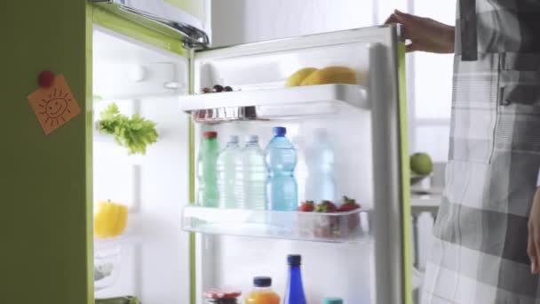 Jovem Preparando Almoço Cozinha Ela Está Tomando Vegetais Frescos Geladeira — Vídeo de Stock