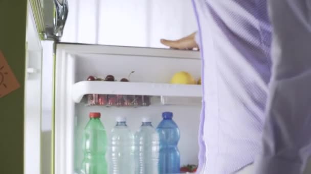 Jovem Abrindo Geladeira Cozinha Ela Leva Legumes Saudáveis Mas Depois — Vídeo de Stock