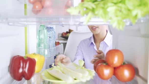 Gelukkig Lachende Vrouw Haar Lunch Bereiden Keuken Opent Koelkast Neemt — Stockvideo