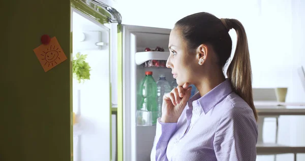 Young Woman Kitchen She Looking Fridge Thinking Hand Chin Food — Stock Photo, Image