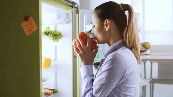 若い女性の冷蔵庫の中から新鮮な健康野菜を取って ランチ 食事やライフ スタイルのコンセプトを準備 — ストック写真