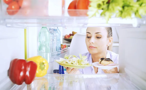 野菜とデザートを保持している未定女性彼女は食べるために何を選択して 健康的なライフ スタイルと食事概念の比較 — ストック写真