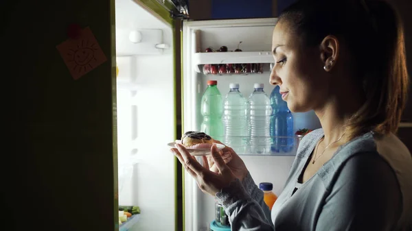 贪婪的女人晚上醒来 从冰箱里拿出不健康的零食 饮食和生活方式的概念 — 图库照片