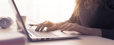 Oturan kadın Danışma ve onu laptop ile bağlanma, çalışıyor ve klavyede yazarak, eller yakın çekim