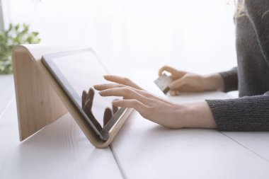 Dijital tablet ve bir kredi kartı ile alışveriş online Apps kullanan kadın eller yukarı yakın