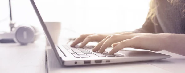 Женщина Сидит Столом Подключается Ноутбуку Работает Печатает Клавиатуре Руки Закрыть — стоковое фото