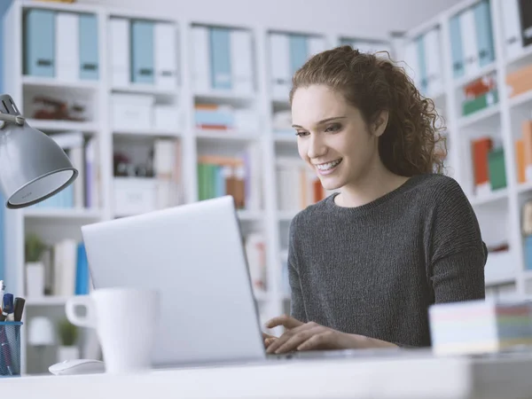 Sonriente Chica Estudiante Lindo Sentado Escritorio Conectarse Línea Con Ordenador — Foto de Stock