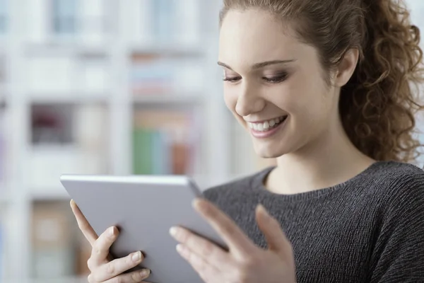 Glimlachend Meisje Kijken Naar Video Haar Tablet Thuis Plezier — Stockfoto