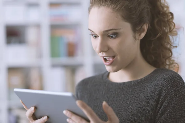 Überrascht Fröhliches Mädchen Das Sich Online Mit Ihrem Tablet Verbindet — Stockfoto