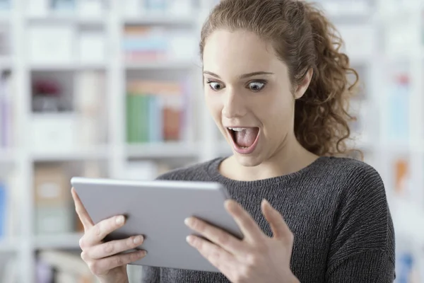 Surpreendida Menina Alegre Conectando Line Com Seu Tablet Jogando Vídeos — Fotografia de Stock