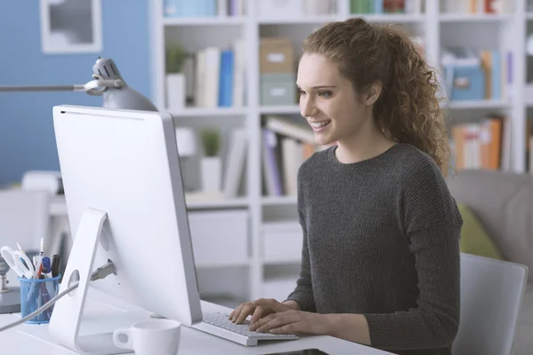 Joven Sonriente Hermosa Mujer Usando Ordenador Oficina Conectarse Línea Ella —  Fotos de Stock