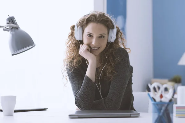 Sorridente Ragazza Riccia Felice Indossando Cuffie Posa Giovane Divertente Concetto — Foto Stock