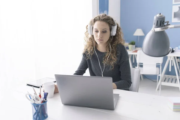 Jonge Student Meisje Zit Bij Receptie Aansluiten Van Haar Laptop — Stockfoto