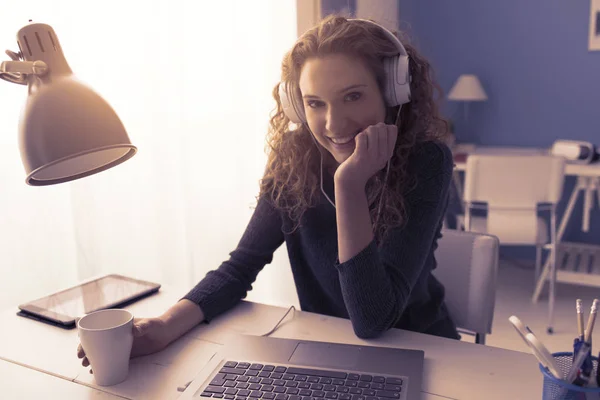 Schattig Glimlachend Meisje Met Haar Laptop Aansluiten Hoofdtelefoon Dragen Hebben — Stockfoto