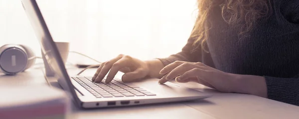 Vrouw Zitten Het Bureau Het Contact Met Haar Laptop Werkt — Stockfoto