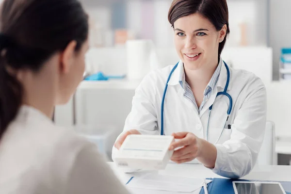 Vrouwelijke Arts Die Een Voorgeschreven Geneesmiddel Aan Patiënt Gezondheidszorg Behandeling — Stockfoto