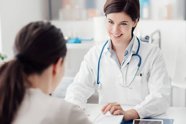 Vrouwelijke Arts Geeft Een Consult Aan Een Patiënt Legt Medische — Stockfoto