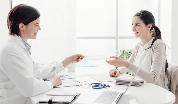 Paciente Consultório Médico Sorri Recebe Conceito Prescrição Saúde Tratamento — Fotografia de Stock