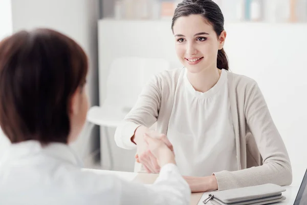 Ärztin Und Junge Lächelnde Patientin Büro Sie Schütteln Hände — Stockfoto