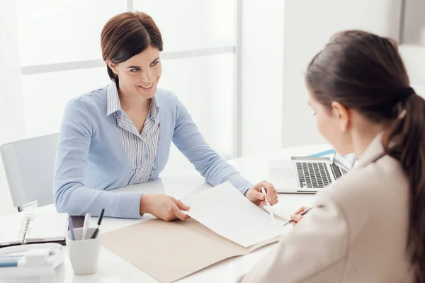 Bizneswoman Spotkanie Biurze Klient Podpisuje Umowę — Zdjęcie stockowe