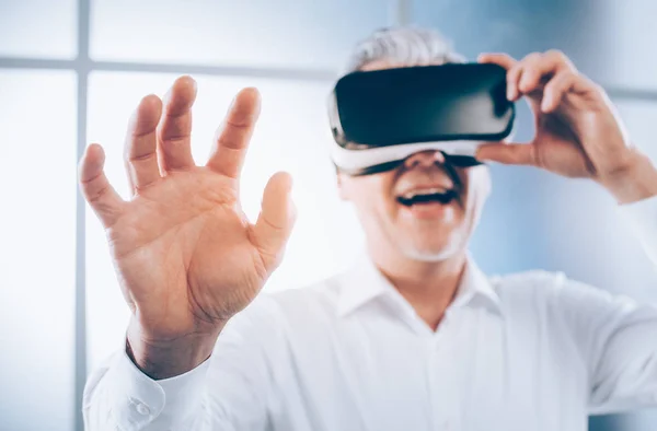 Hombre Maduro Sonriente Con Auriculares Interactuando Con Entorno Realidad Virtual — Foto de Stock