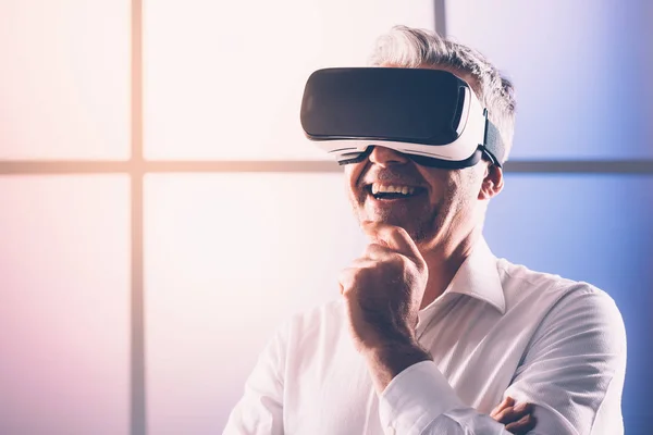 Hombre Sonriente Interactuando Con Entorno Realidad Virtual Lleva Auricular — Foto de Stock