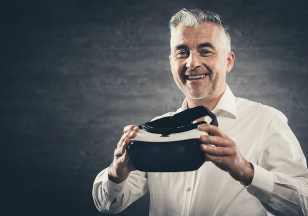 Självsäkra Leende Man Bär Ett Headset Virtuell Verklighet Och Innovationsbegreppet — Stockfoto