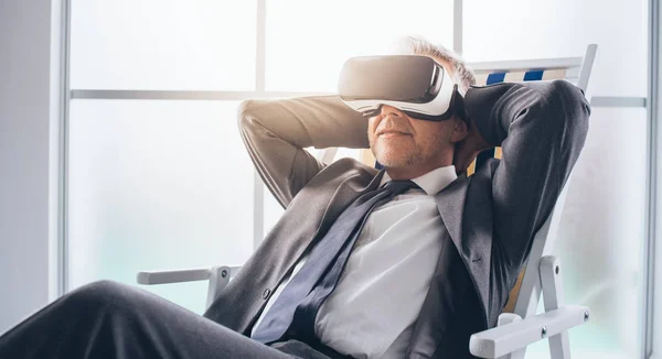 Geschäftsmann Trägt Ein Headset Und Genießt Einen Virtuellen Urlaub Entspannt — Stockfoto