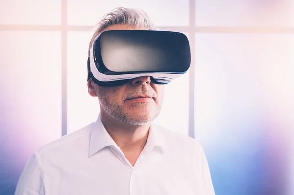 Oudere Man Ervaart Virtuele Realiteit Draagt Hij Een Headset Technologie — Stockfoto