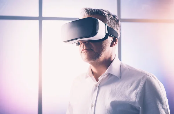 Oudere Man Ervaart Virtuele Realiteit Draagt Hij Een Headset Technologie — Stockfoto