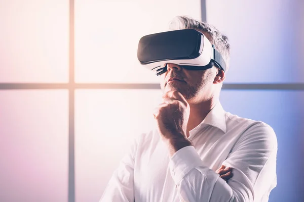 Oudere Man Ervaart Virtuele Realiteit Draagt Hij Een Headset Technologie — Stockfoto