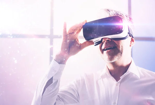 Lächelnder Mann Der Mit Einer Virtual Reality Umgebung Interagiert Trägt — Stockfoto