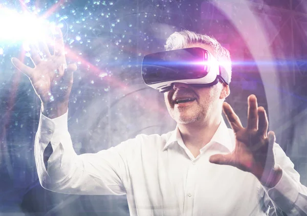 Hombre Que Experimenta Entorno Realidad Virtual Está Usando Auricular Interactuando —  Fotos de Stock