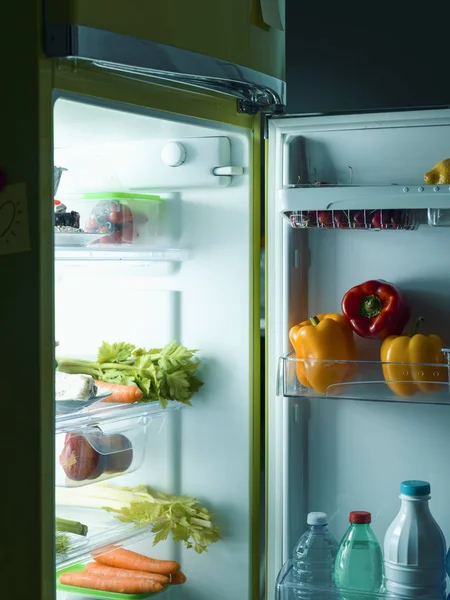 Offener Kühlschrank Der Küche Mit Gesunden Frischen Speisen Und Getränken — Stockfoto