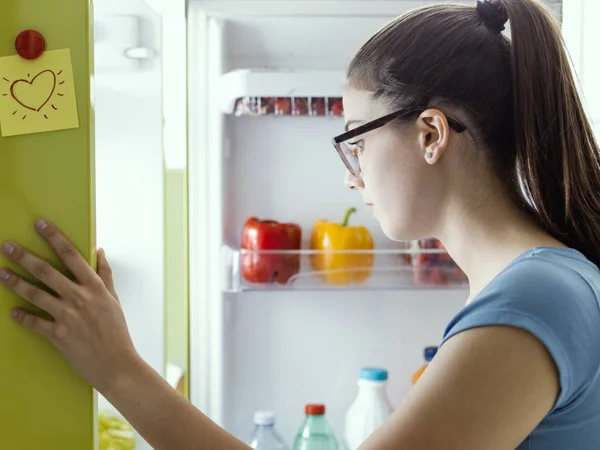 Молода Жінка Дивиться Холодильник Готує Здорову Їжу — стокове фото