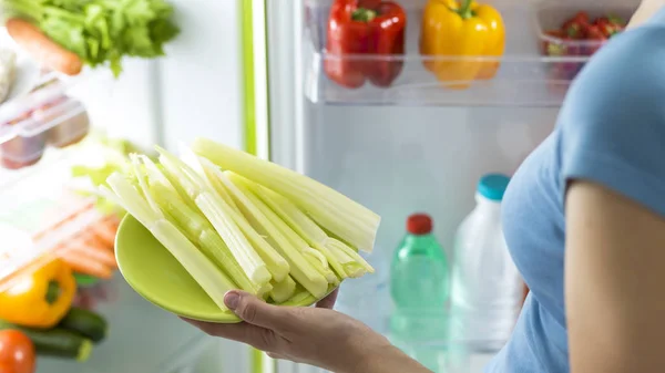 Mujer Tomando Apio Fresco Nevera Preparando Una Comida Saludable Casa — Foto de Stock