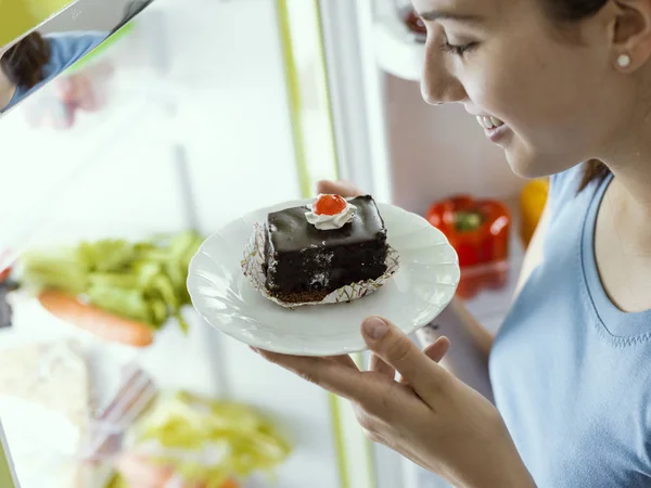 Gelukkig Jonge Vrouw Openen Van Koelkast Met Een Heerlijk Chocolade — Stockfoto